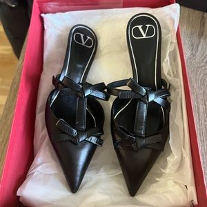Pointed toe mule with bow